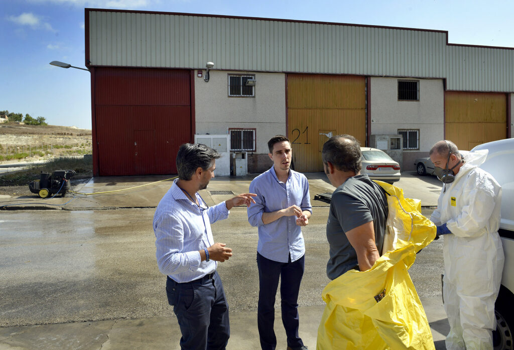 En-Jerez-actúan-de-manera-inmediata-en-la-limpieza-del-exterior-de-la-nave-cárnica-del-polígono-privado