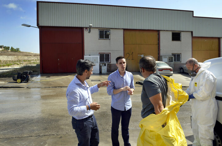 En-Jerez-actúan-de-manera-inmediata-en-la-limpieza-del-exterior-de-la-nave-cárnica-del-polígono-privado