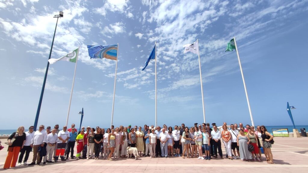 La-playa-de-La-Barrosa-luce,-un-año-más,-las-banderas-que-certifican-su-calidad