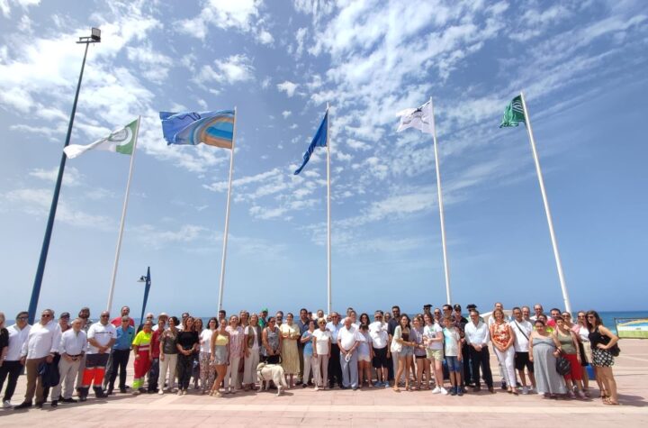 La-playa-de-La-Barrosa-luce,-un-año-más,-las-banderas-que-certifican-su-calidad