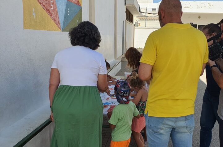 La-delegada-de-Educación-visita-la-Escuela-de-Verano-Cuaderno-Amarillo