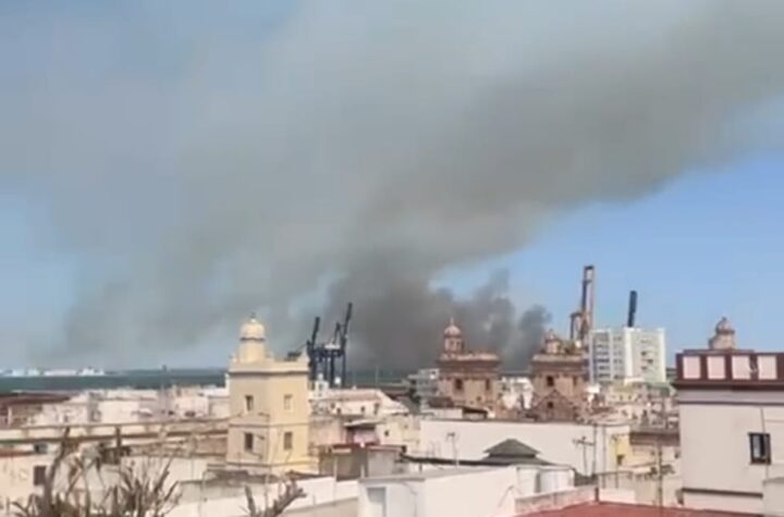 Incendio-en-Las-Canteras-provoca-apagones-en-Cádiz-y-Puerto-Real