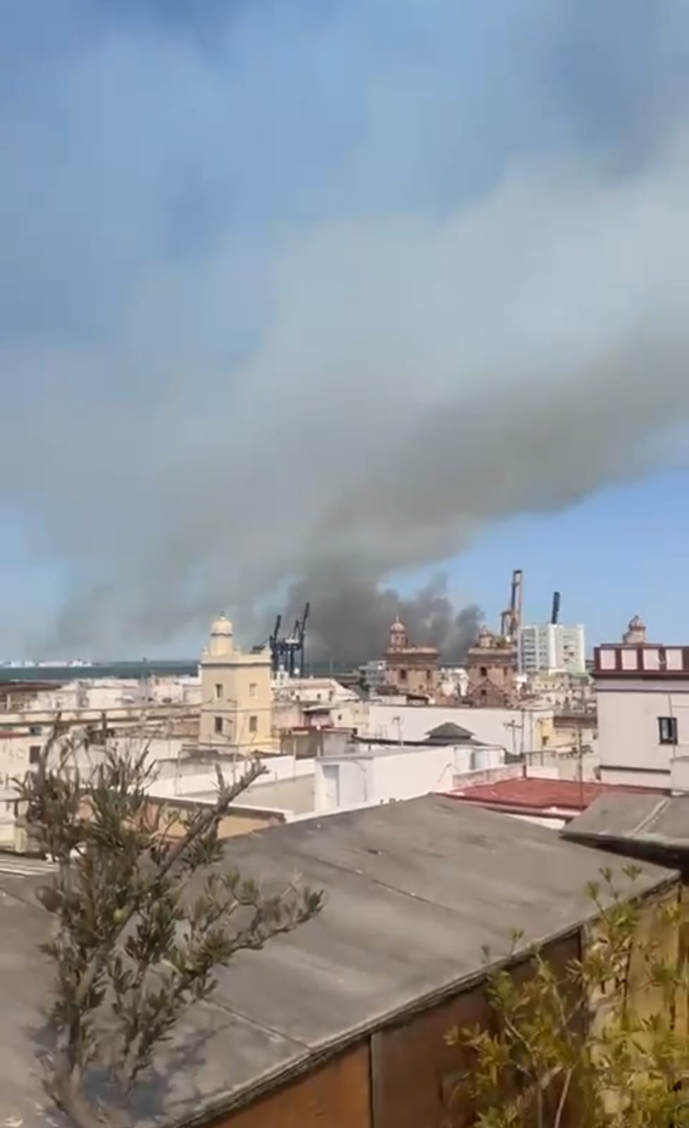 Incendio-en-Las-Canteras-provoca-apagones-en-Cádiz-y-Puerto-Real