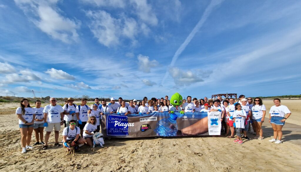 Alrededor-de-150-Voluntarios-participan-en-una-jornada-de-limpieza-en-la-Playa-de-La-Puntilla