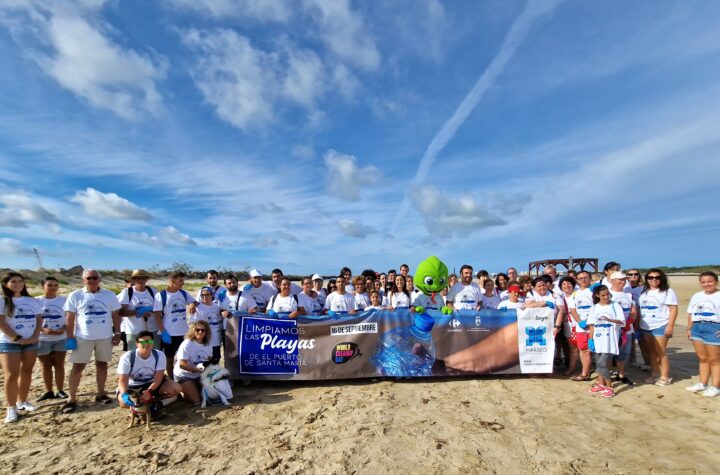 Alrededor-de-150-Voluntarios-participan-en-una-jornada-de-limpieza-en-la-Playa-de-La-Puntilla