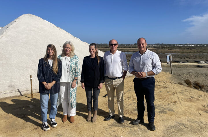 Mercedes-Colombo-visita-la-salina-Santa-Teresa-en-Chiclana-de-la-Frontera