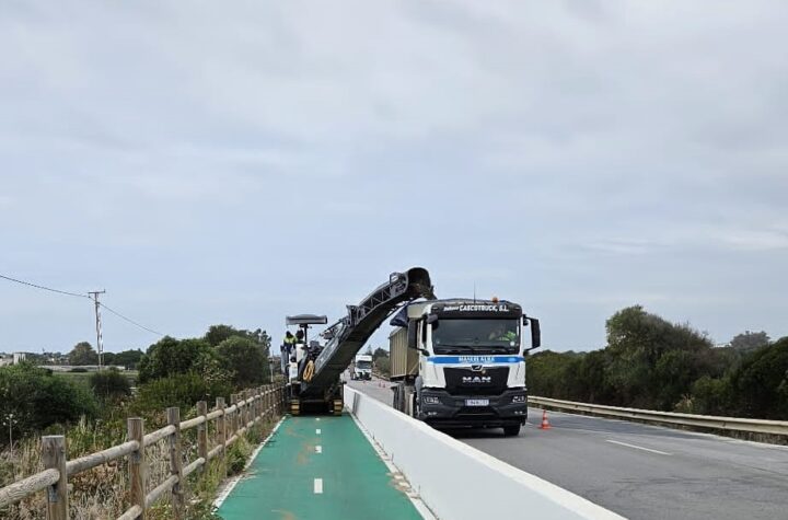 La-Junta-inicia-trabajos-de-mejora-de-rodadura-en-el-carril-bici-de-la-A-2233