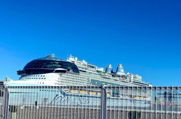 El-gigantesco-'Icon-of-the-Seas',-de-Royal-Caribbean-International,-cuenta-con-un-desplazamiento-de-150.000-toneladas