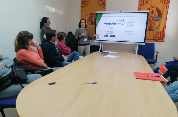 Profesionales-de-los-Distritos-Bahía-de-Cádiz-La-Janda-y-Sierra-de-Cádiz-participan-en-talleres-de-prevención-de-agresiones