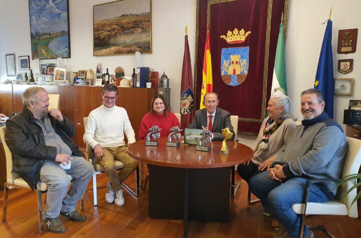 El-alcalde-de-Chiclana-recibe-a-los-integrantes-de-la-Compañía-del-Gags,-dedicada-al-teatro