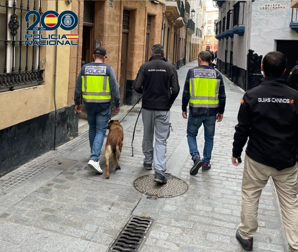 La-Policía-Nacional-desmantela-un-punto-de-venta-de-drogas-en-la-calle-San-Juan-de-Cádiz