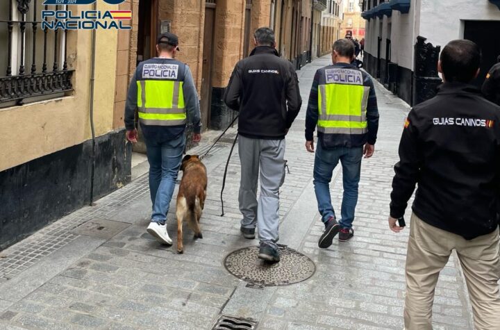 La-Policía-Nacional-desmantela-un-punto-de-venta-de-drogas-en-la-calle-San-Juan-de-Cádiz