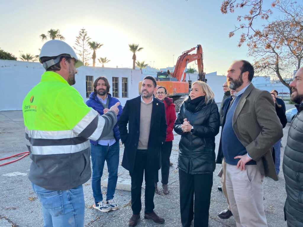 La-Junta-inicia-el-derribo-exterior-del-antiguo-Centro-de-Salud-Virgen-de-la-Oliva-de-Vejer