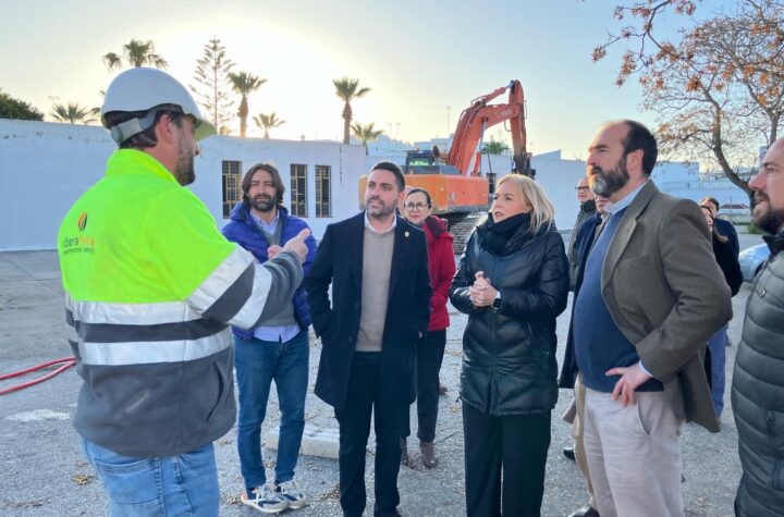 La-Junta-inicia-el-derribo-exterior-del-antiguo-Centro-de-Salud-Virgen-de-la-Oliva-de-Vejer