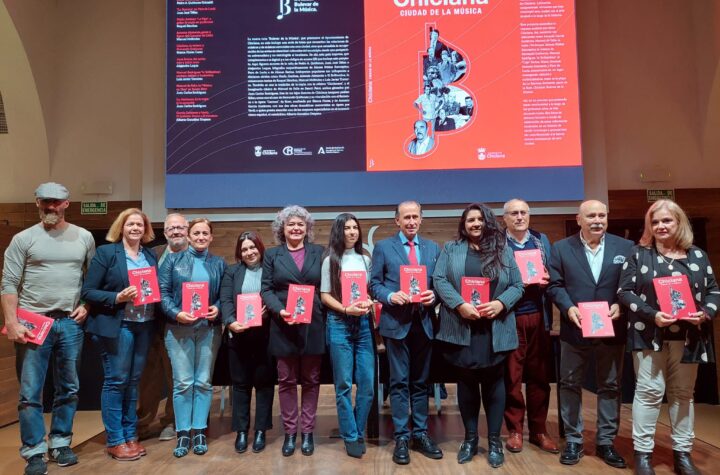 El-alcalde-presenta-la-guía-de-‘Chiclana,-ciudad-de-la-música’