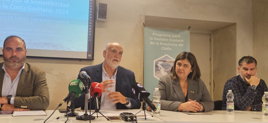 La-Diputación-destinará-340.000-euros-a-combatir-los-efectos-del-alga-invasora