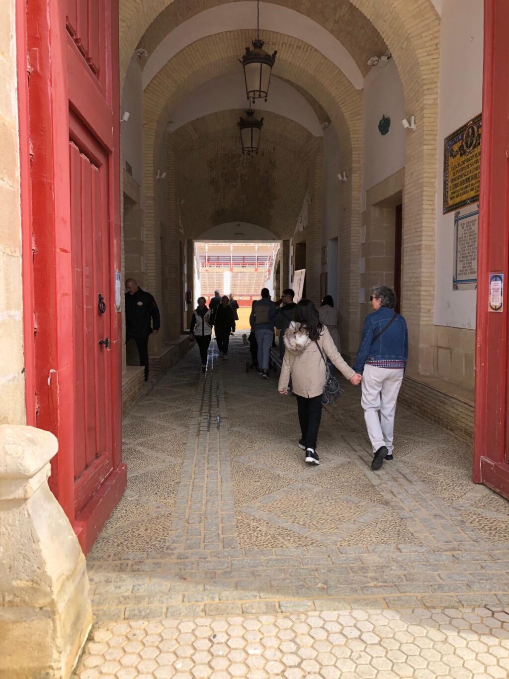 Una-media-de-cuatrocientos-visitantes-al-día-es-el-balance-de-la-apertura-de-la-Plaza-Real-de-El-Puerto-desde-el-Lunes-Santo