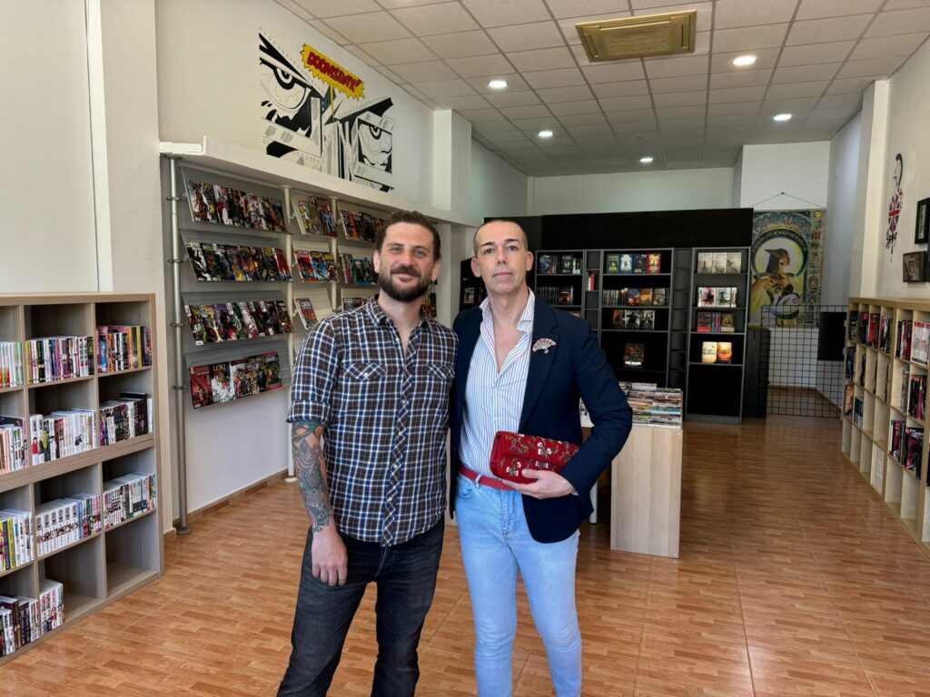 Calleja-visita-“Promethea-Cómics”,-que-acaba-de-abrir-sus-puertas-en-el-Centro-Comercial-Vistahermosa