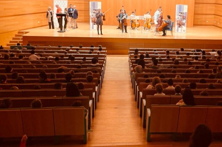 Los-docentes-del-Conservatorio-de-Cádiz-ofrecen-un-concierto-a-1.300-alumnos-para-acercar-la-música