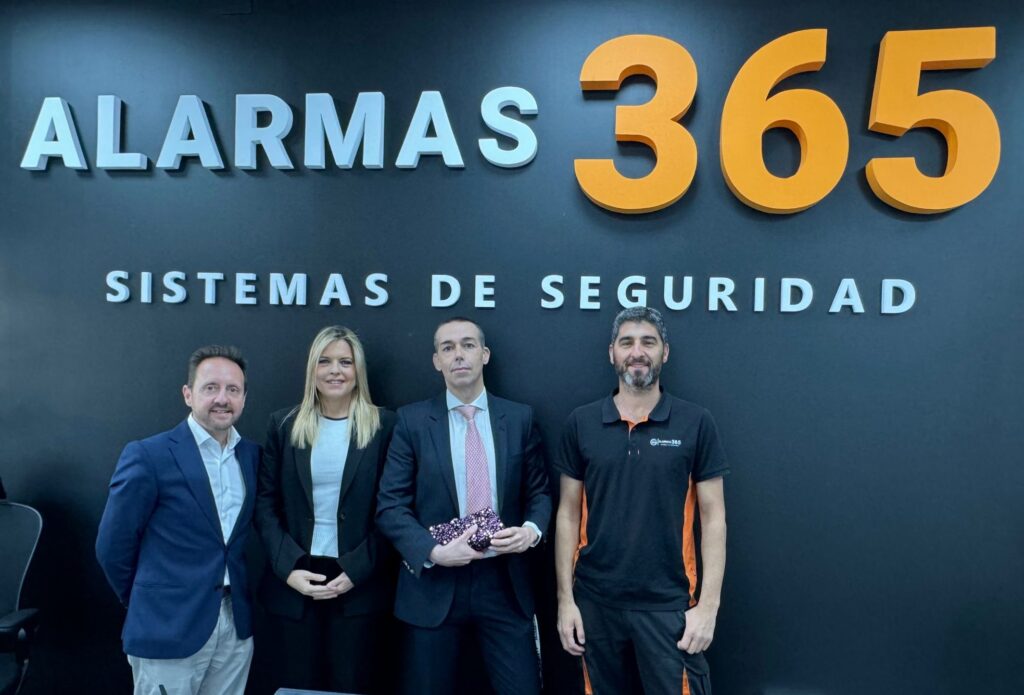 Calleja-visita-Alarmas-365-Sistemas-de-Seguridad,-empresa-que-ofrece-un-amplio-catálogo-de-servicios