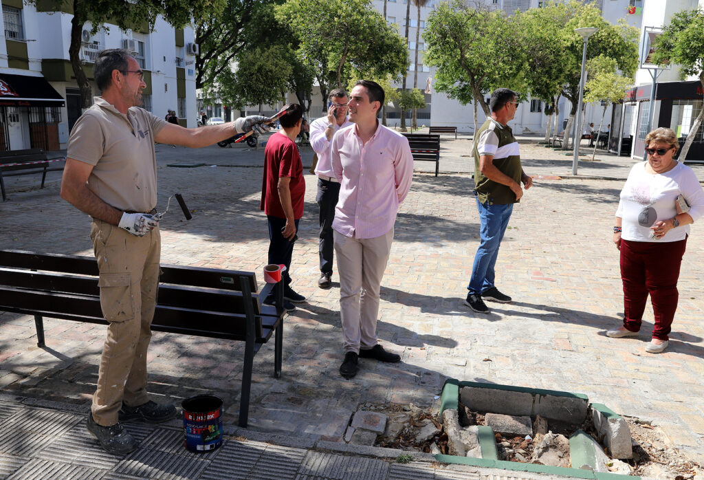 Jerez-acomete-labores-de-mantenimiento-y-mejora-en-la-plaza-Algodonales-de-la-barriada-La-Granja