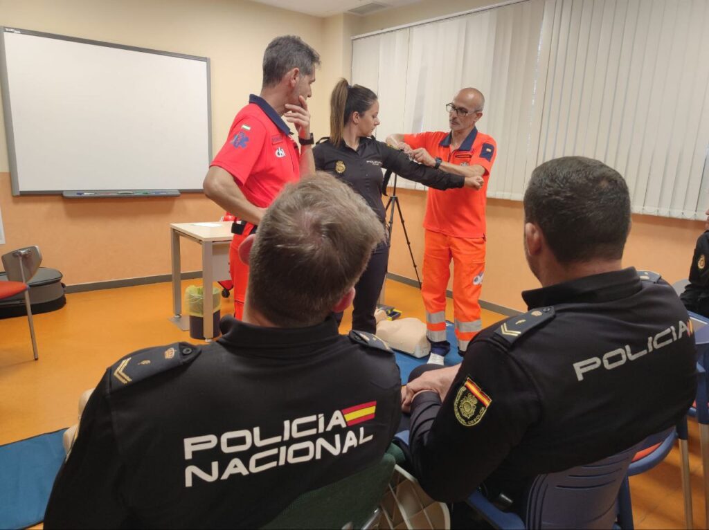 El-061-de-Cádiz-entrena-a-policías-nacionales-en-técnicas-básicas-de-reanimación-cardiopulmonar