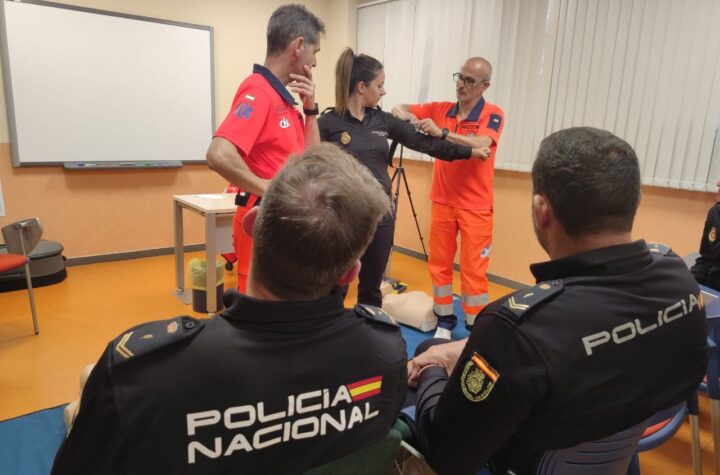 El-061-de-Cádiz-entrena-a-policías-nacionales-en-técnicas-básicas-de-reanimación-cardiopulmonar