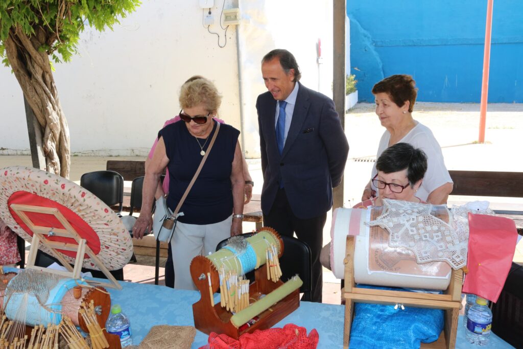 La-Plaza-de-las-Bodegas-acoge-una-exhibición-de-encajeras-de-bolillos