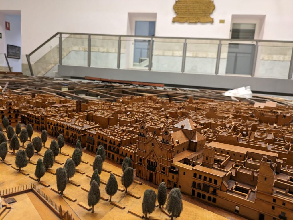 Ampliada-una-semana-más-la-exposición-de-la-Maqueta-de-Cádiz-ante-la-gran-afluencia-de-público