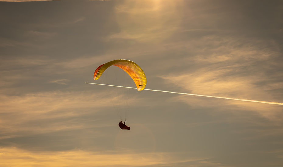 parapentista-algodonales-helicóptero